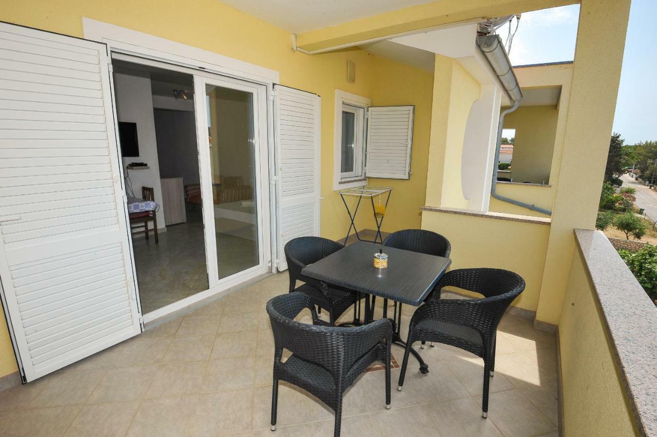 Apartmani Vrtlici Zdenka Stara Novalja Exterior photo