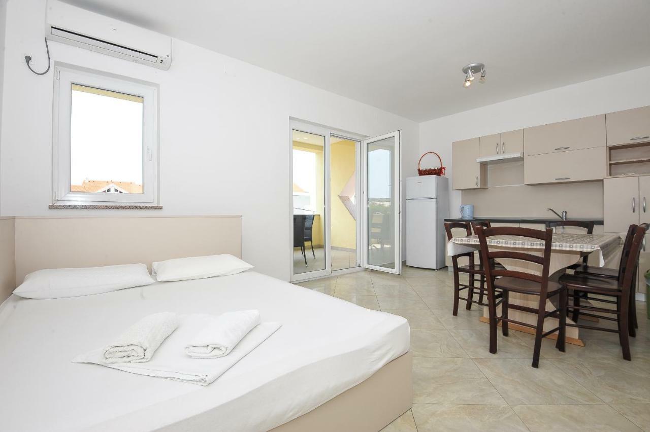 Apartmani Vrtlici Zdenka Stara Novalja Exterior photo
